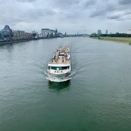 Fairtours Hotelschiff Vistasky 船屋